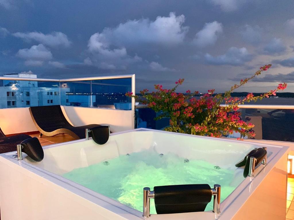 Terraza privada con jacuzzi y vista a Cartagena