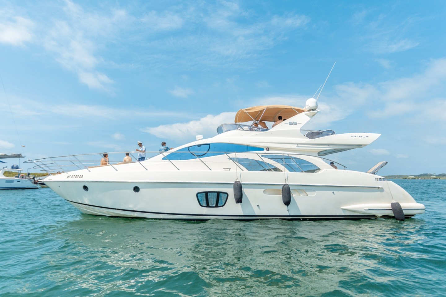 Yate privado sobre las aguas del Caribe cartagenero